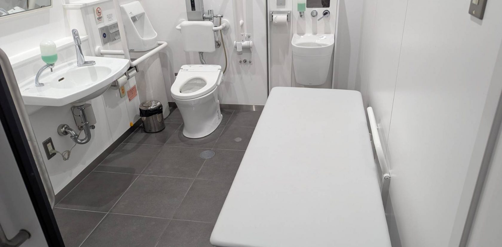 「バリアフリートイレ」(１階に設置)