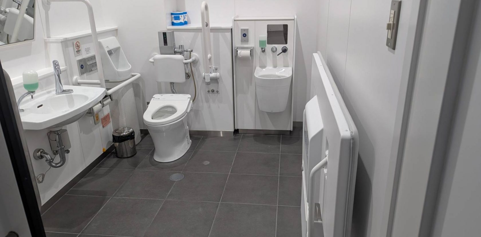 「バリアフリートイレ」(１階に設置)