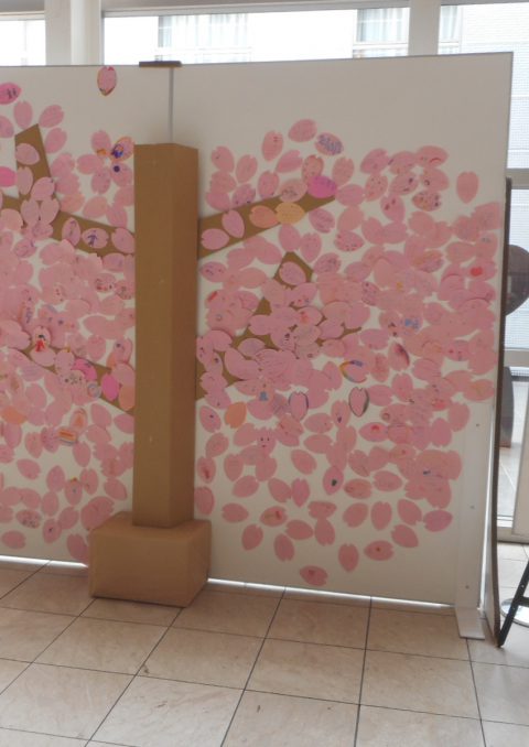 【ロビー展示】 みんなのメッセージで桜の木を満開に!!2018